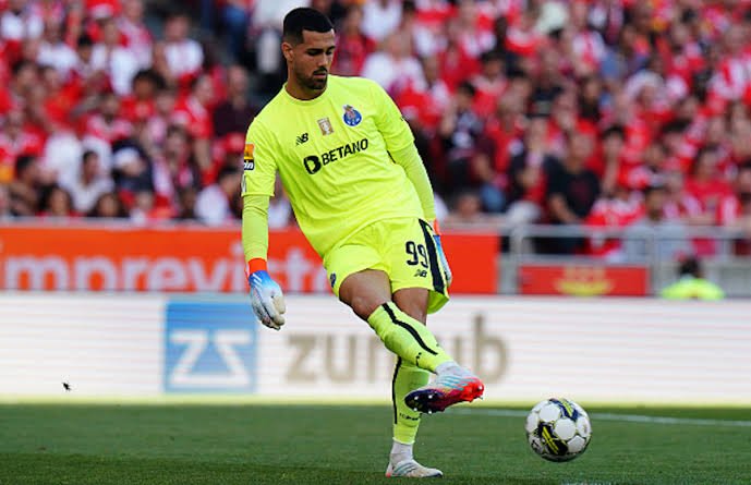 As a 'deal' for a goalkeeper is reached, Chelsea moves closer to hijacking the Man Utd transfer. 