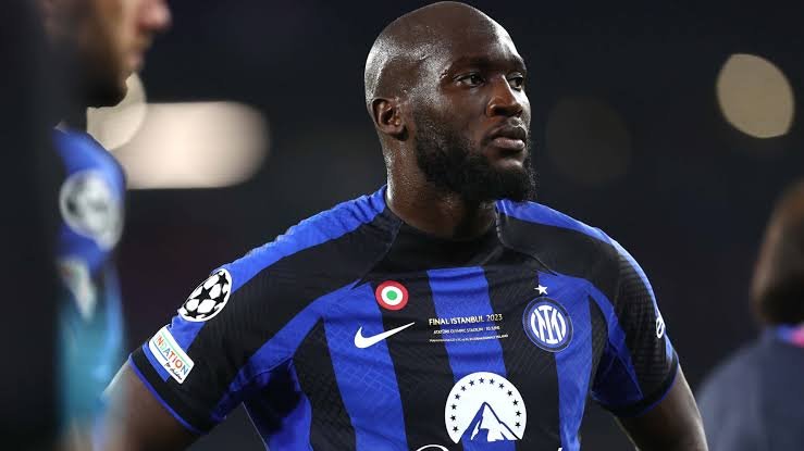 Romelu Lukaku is now open to the idea of ​​staying at Chelsea, but Mauricio Pochettino has other ideas. This was stated by Marco Conterio of Tutto Mercato Web. What's the latest on Chelsea and Romelu Lukaku? We see… What's the story? Well, the Belgian caused quite a stir at Stamford Bridge this week. A report from Corriere dello Sport has said that Lukaku is ready to hire lawyers to talk to Todd Boehly about a move from Chelsea to Inter Milan. The Italian giants are keen on securing another loan deal, although Conterio believes Chelsea are unwilling to consider another temporary move. There's an offer from Saudi Arabia on the table but the 30-year-old doesn't see any interest in it. It was even said that Lukaku will "beat his first players on the table" to force an exit. That seems to have upset Pochettino. Conterio explains how Lukaku is now demonstrating a willingness to stay in West London as a return to Inter looks unlikely. However, according to the Italian journalist, Pochettino has "other ideas", suggesting that he is not interested in reinstating the Belgian international. Al-Ahli has since improved its bid to sign Lukaku and is said to be more considering a move to Saudi Arabia. Lukaku should leave Chelsea Hopefully something stands between Al-Ahli and Lukaku as the striker has to leave Chelsea: he has burned bridges. Ally McCoist said on talkSPORT that Pochettino should get rid of the Antwerp-born striker to ensure a positive dressing room environment next season, adding that Lukaku's heart doesn't appear to be with Chelsea after that famous Inter Milan interview in 2021. Graeme Souness even called the Belgian 'disrespectful' after hearing the remarkable comments. Lukaku could do well under Pochettino next season, but with young talents like Armando Broja, Christopher Nkunku and new Nicolas Jackson in the Argentina attack, it's time to develop the 30-year-old.