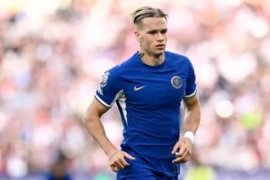 The Chelsea star Mykhailo Mudryk provides a four-word update on his injury.