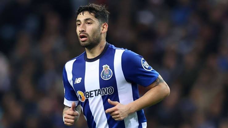 Arne Slot is eyeing a £30 million deal for Liverpool after the defender made an exit demand.