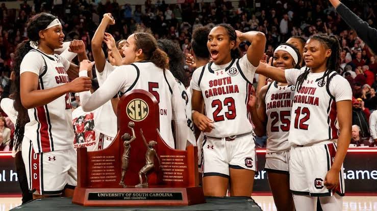 In a pivotal showdown, Tessa Johnson led No. 6 South Carolina to a 78-66 victory